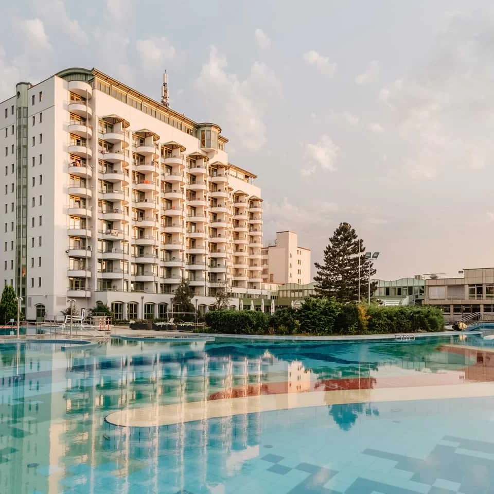 Johannesbad Fachklinik in Bad Füssing mit Strömungskanal im Vordergrund