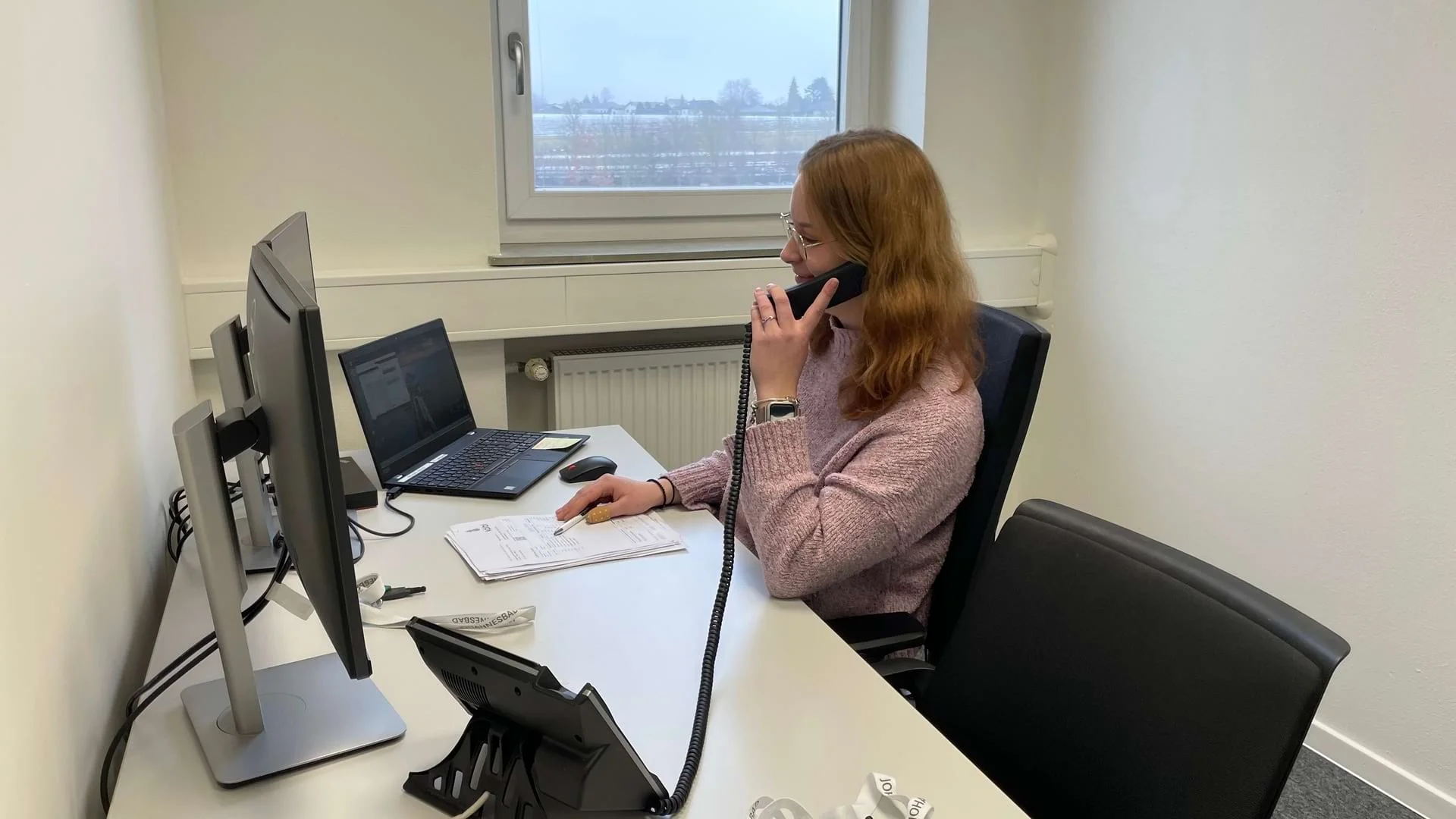 Auszubildende Jana Dietrich telefoniert im Büro