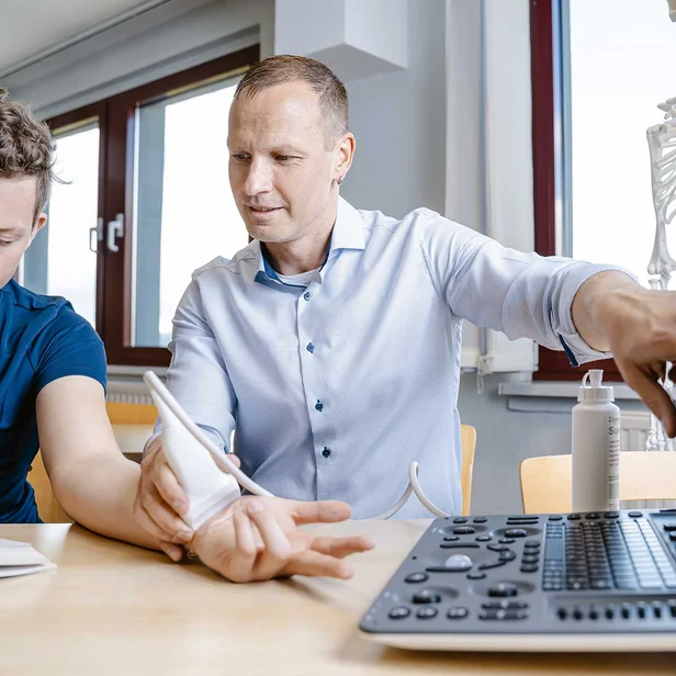 Ein Student im dualen Studium Physiotherapie lernt in der Vorlesung den Einsatz von Handultraschall. Ein Student im dualen Studium Physiotherapie lernt in der Vorlesung den Einsatz von Handultraschall.