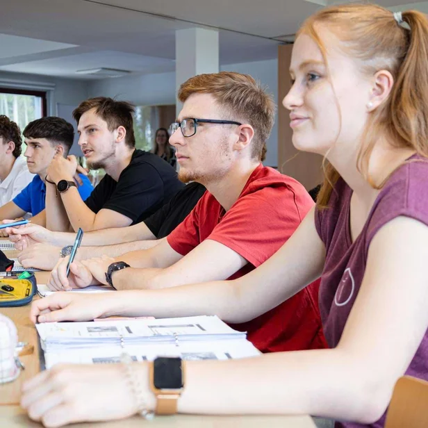 Studierende im dualen Studium Physiotherapie verfolgen gemeinsam eine Vorlesung.