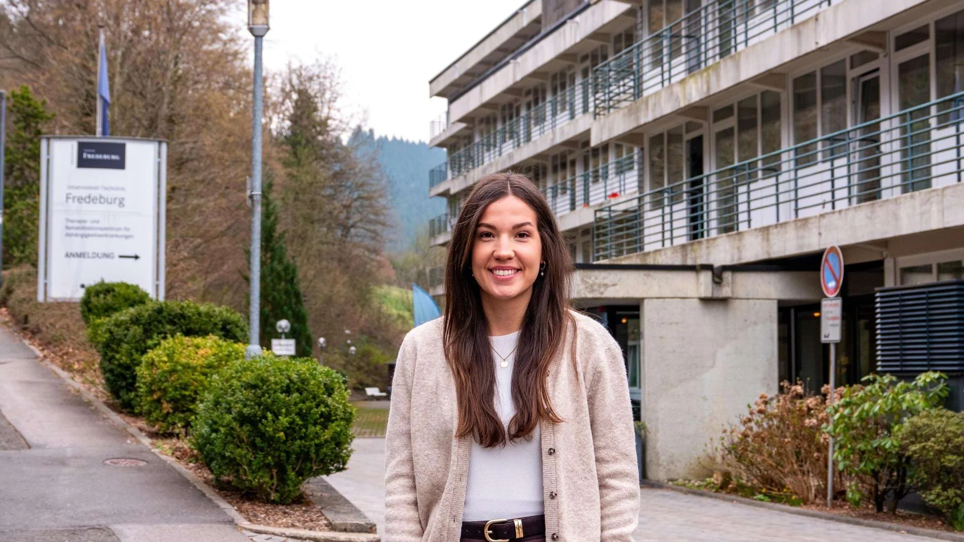 Mara Hallmann, Suchttherapeutin, vor der Johannesbad Fachklinik Bad Fredeburg.