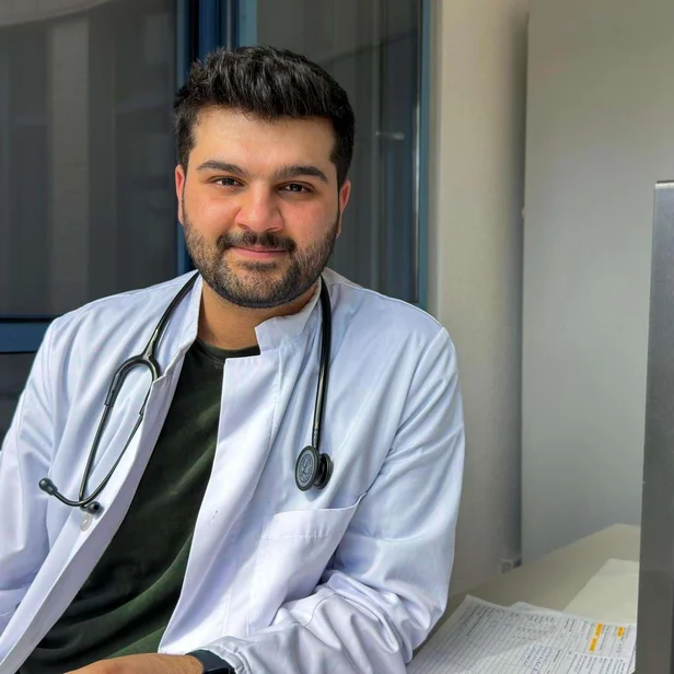 Anas Dughman, Assistenzarzt in der Johannesbad Fachklinik Raupennest, in seinem Büro