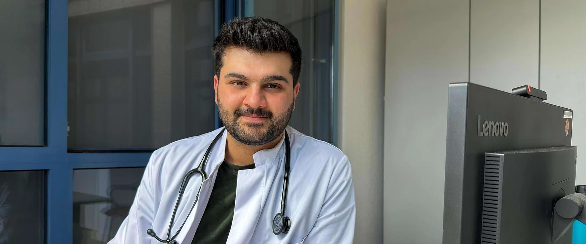 Anas Dughman, Assistenzarzt in der Johannesbad Fachklinik Raupennest, in seinem Büro Anas Dughman, Assistenzarzt in der Johannesbad Fachklinik Raupennest, in seinem Büro