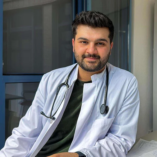 Anas Dughman, Assistenzarzt in der Johannesbad Fachklinik Raupennest, in seinem Büro Anas Dughman, Assistenzarzt in der Johannesbad Fachklinik Raupennest, in seinem Büro