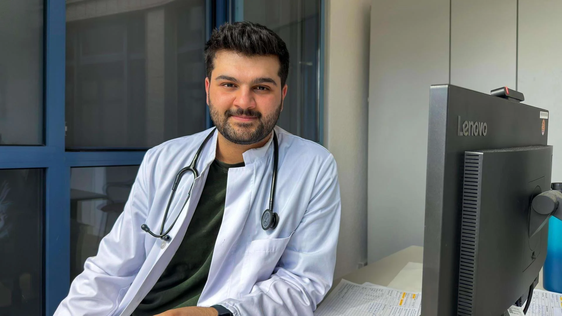 Anas Dughman, Assistenzarzt in der Johannesbad Fachklinik Raupennest, in seinem Büro
