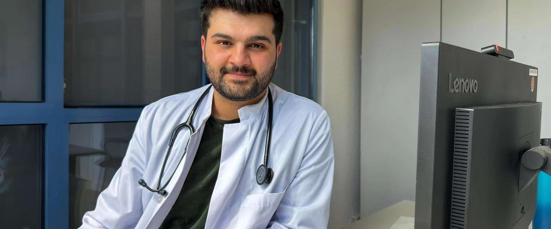 Anas Dughman, Assistenzarzt in der Johannesbad Fachklinik Raupennest, in seinem Büro