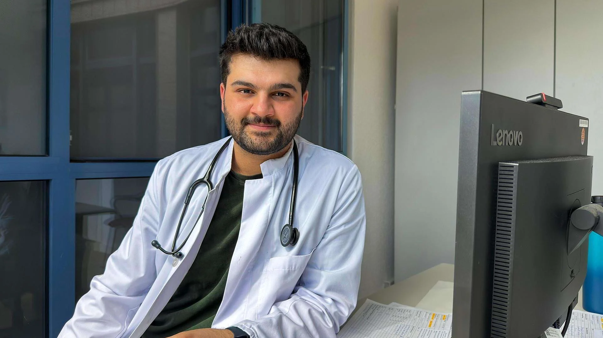 Anas Dughman, Assistenzarzt in der Johannesbad Fachklinik Raupennest, in seinem Büro Anas Dughman, Assistenzarzt in der Johannesbad Fachklinik Raupennest, in seinem Büro