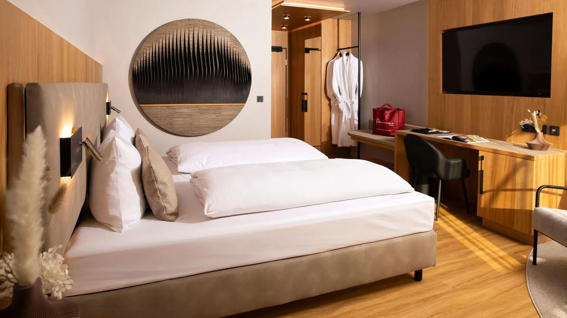 Schlafbereich im Doppelzimmer Ambiente im Johannesbad Hotel Königshof Bad Füssing.