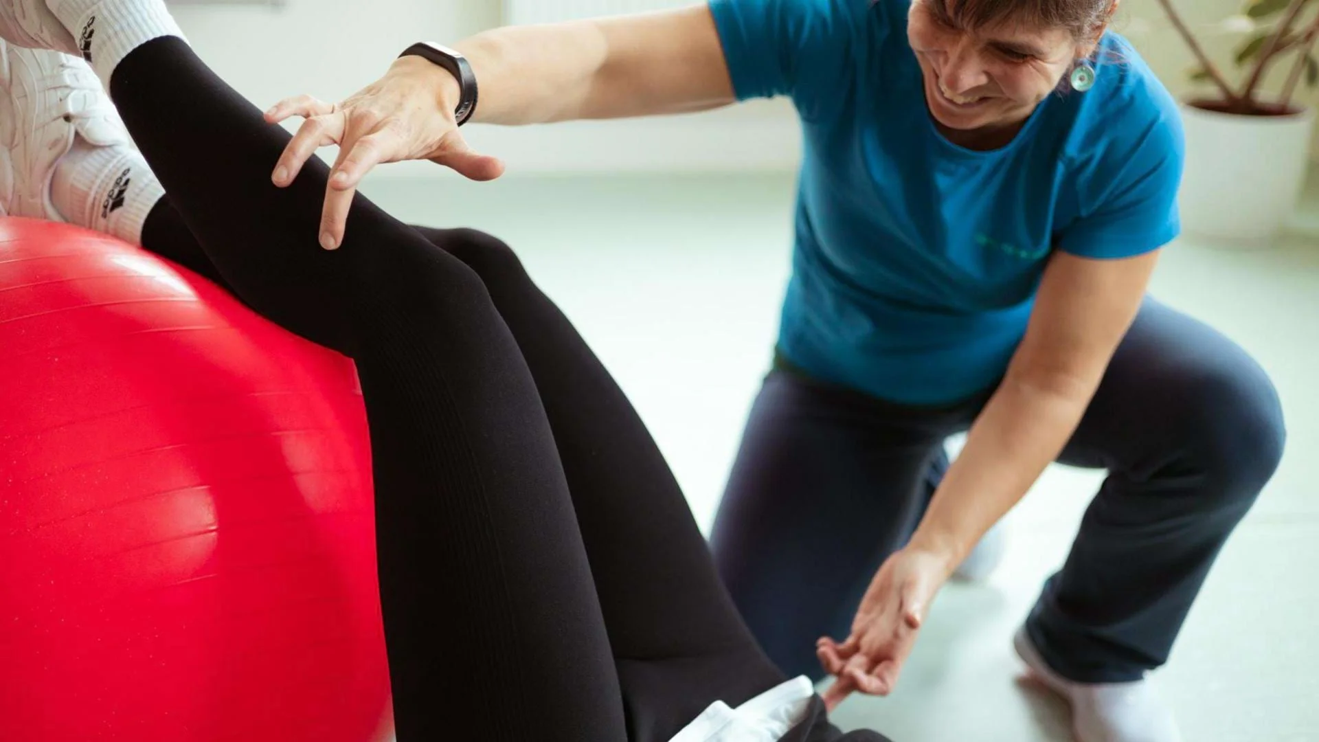 Physiotherapeutin Gesa Heinemann zeigt eine Gleichgewichtsübung mit einem Pezziball.