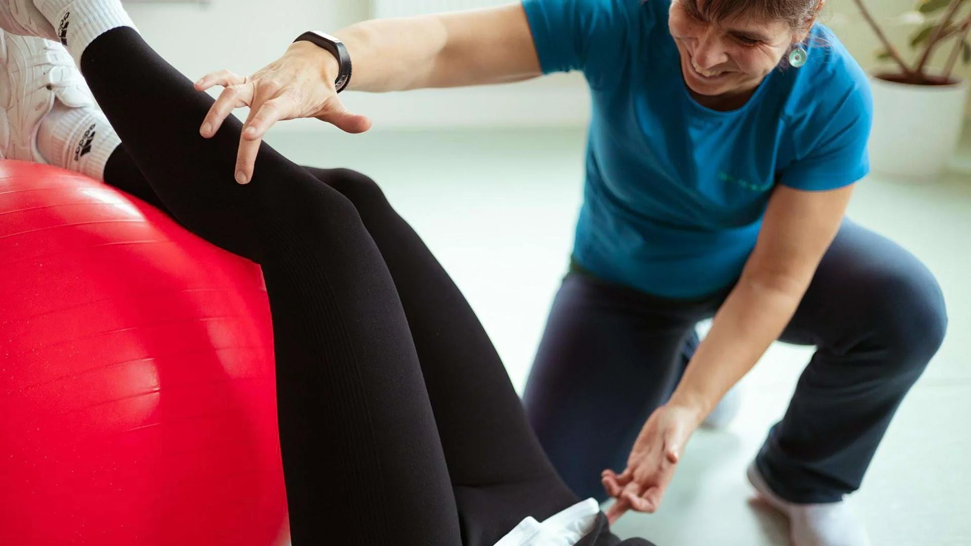 Physiotherapeutin Gesa Heinemann zeigt eine Gleichgewichtsübung mit einem Pezziball. Physiotherapeutin Gesa Heinemann zeigt eine Gleichgewichtsübung mit einem Pezziball.