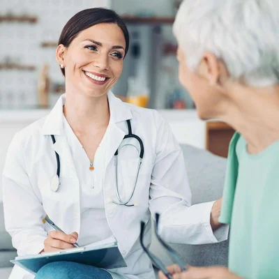 Ärztin Johannesbad Klinik in Gespräch mit Patientin