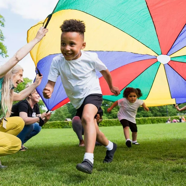 Kinderanimateur spielt mit Kleinkindern im Freien. Kinderanimateur spielt mit Kleinkindern im Freien.