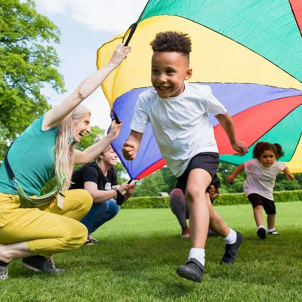 Kinderanimateur spielt mit Kleinkindern im Freien. Kinderanimateur spielt mit Kleinkindern im Freien.