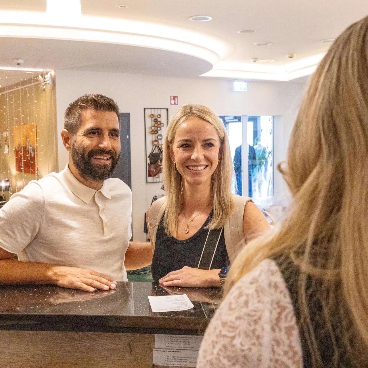 Gäste der Johannesbad Hotels an der Rezeption