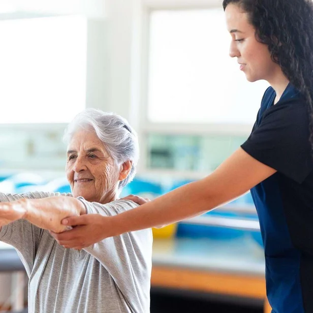 Physiotherapeutin begleitet einen Patienten bei einer Übung im Anpassungslehrgang Physiotherapie. Physiotherapeutin begleitet einen Patienten bei einer Übung im Anpassungslehrgang Physiotherapie.
