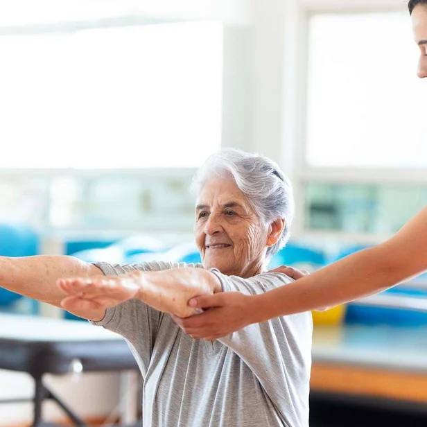 Physiotherapeutin begleitet einen Patienten bei einer Übung im Anpassungslehrgang Physiotherapie. Physiotherapeutin begleitet einen Patienten bei einer Übung im Anpassungslehrgang Physiotherapie.
