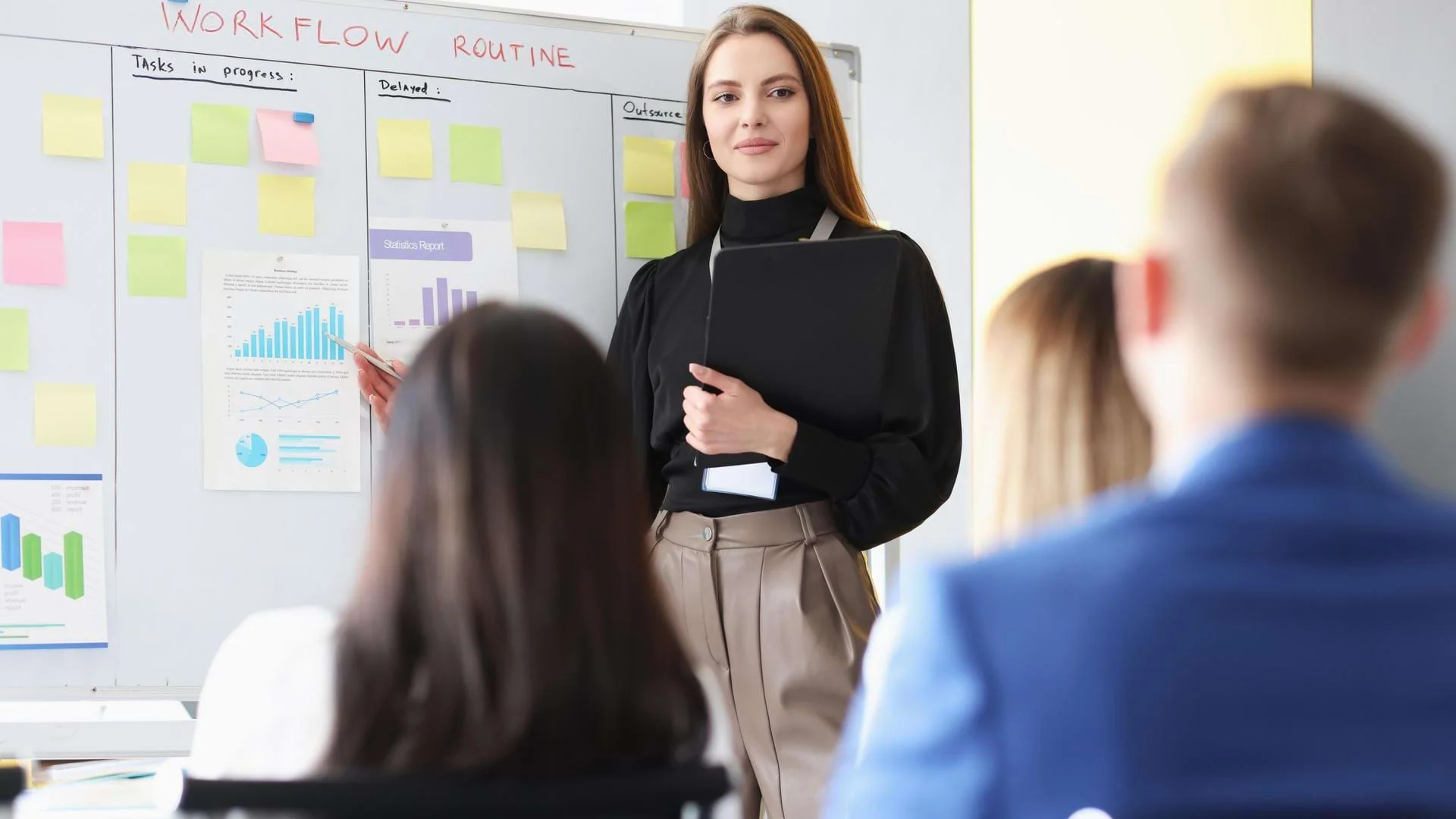 Auszubildende Kauffrau für Büromanagement präsentiert Inhalte am Whiteboard. Auszubildende Kauffrau für Büromanagement präsentiert Inhalte am Whiteboard., Bild öffnen