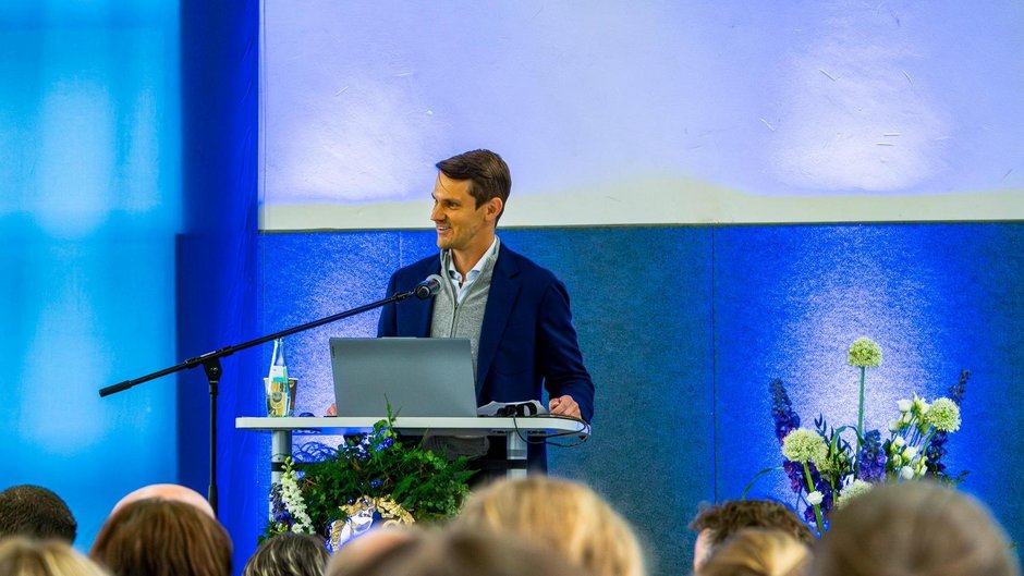 Markus Zwick, Vorstandsvorsitzender und Eigentümer der Johannesbad Gruppe, dankte dem gesamten Team der Johannesbad Fachklinik. Markus Zwick, Vorstandsvorsitzender und Eigentümer der Johannesbad Gruppe, dankte dem gesamten Team der Johannesbad Fachklinik.
