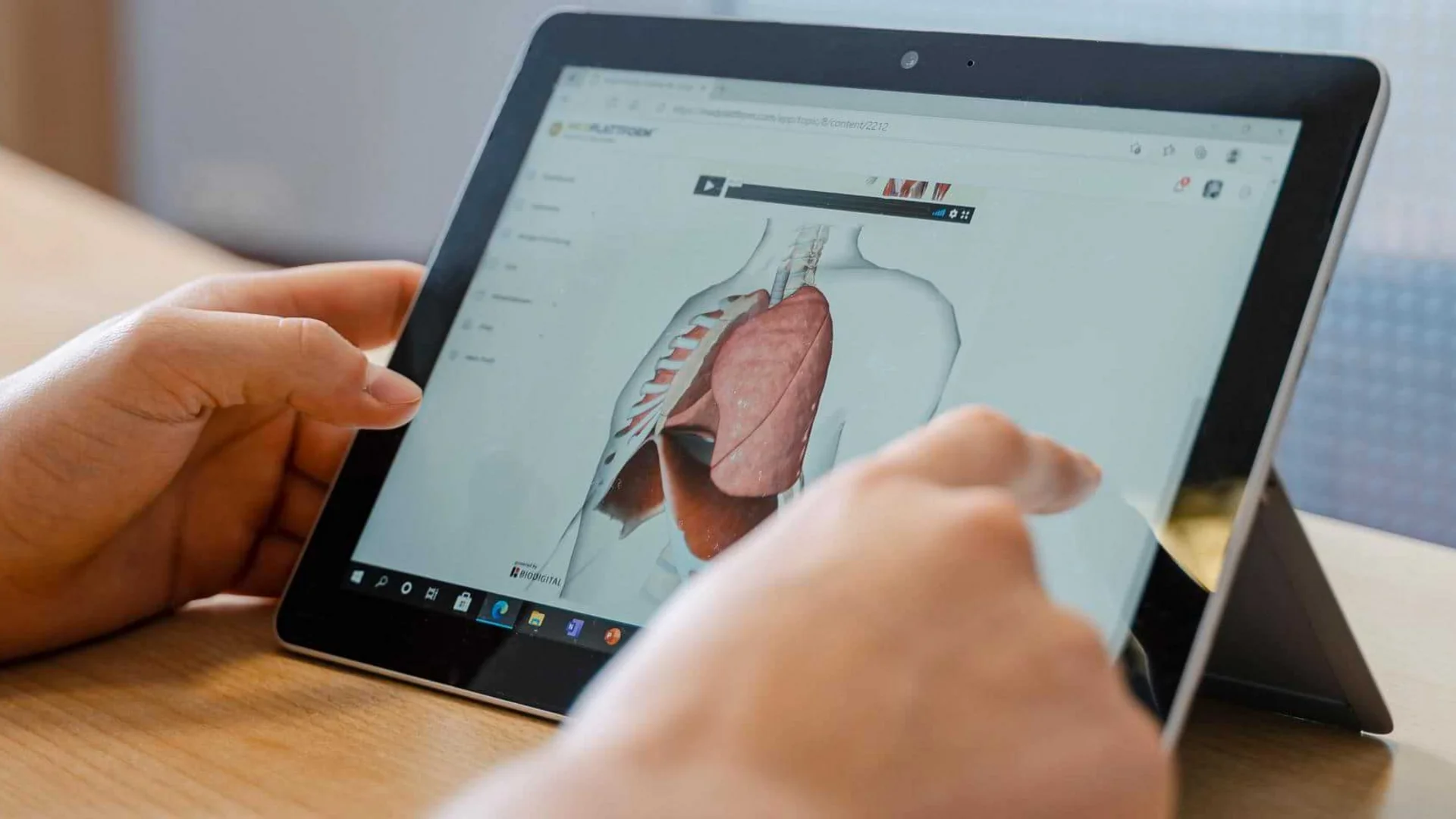 Tablet in Vorlesung mit Aufnahme der Lunge Tablet in Vorlesung mit Aufnahme der Lunge