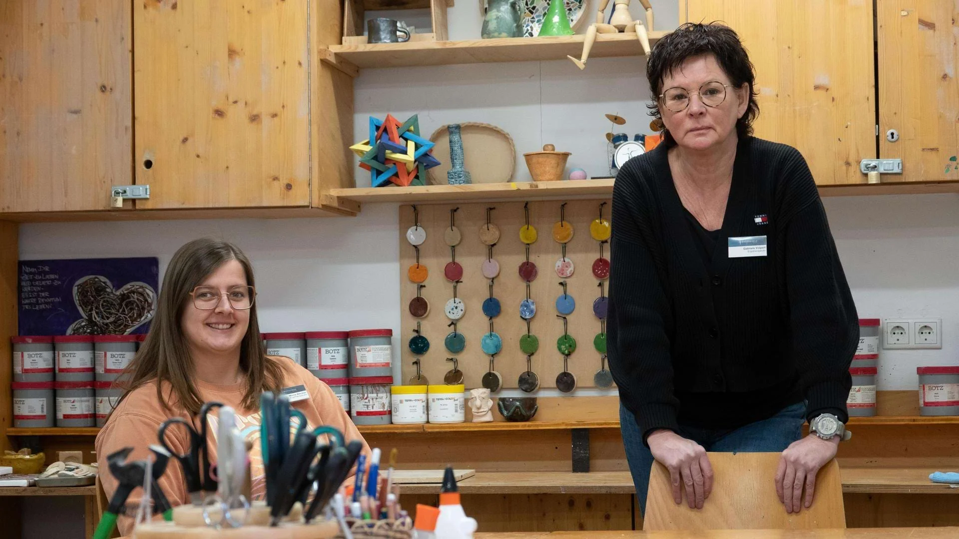 Mona Becker, Ergotherapeutin in der Johannesbad Fachklinik Fredeburg, mit ihrer Kollegin im Therapieraum