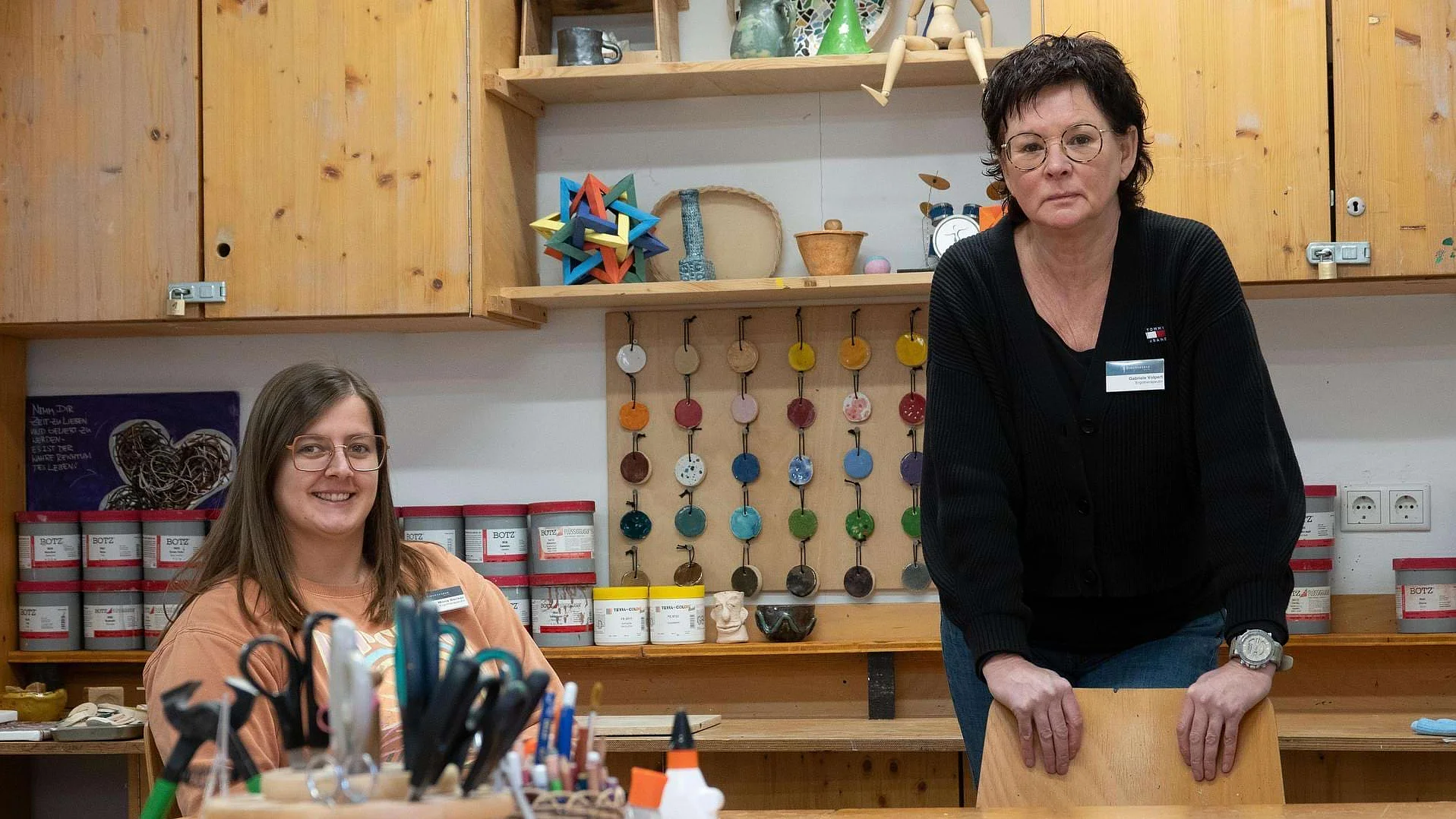 Mona Becker, Ergotherapeutin in der Johannesbad Fachklinik Fredeburg, mit ihrer Kollegin im Therapieraum Mona Becker, Ergotherapeutin in der Johannesbad Fachklinik Fredeburg, mit ihrer Kollegin im Therapieraum