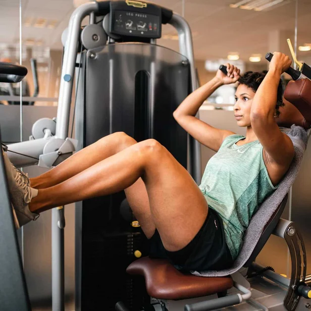 Frau trainiert im Johannesbad Fitnesstudio FitMed in Germering Frau trainiert im Johannesbad Fitnesstudio FitMed in Germering