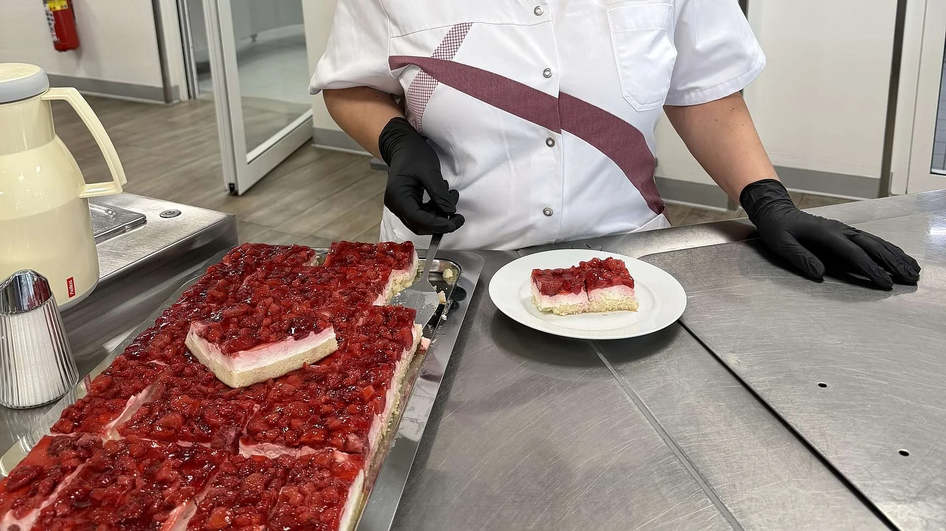 Daniela Stechova richtet Erdbeerkuchen an