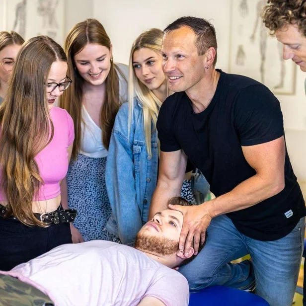 Lehrer erklärt Schülern anatomische Inhalte in der Therapieausbildung. Lehrer erklärt Schülern anatomische Inhalte in der Therapieausbildung.
