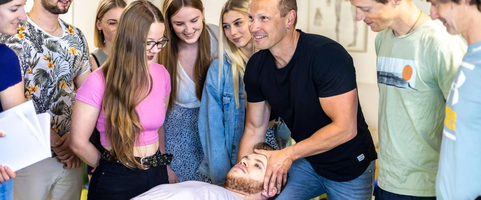 Lehrer erklärt Schülern anatomische Inhalte in der Therapieausbildung. Lehrer erklärt Schülern anatomische Inhalte in der Therapieausbildung.