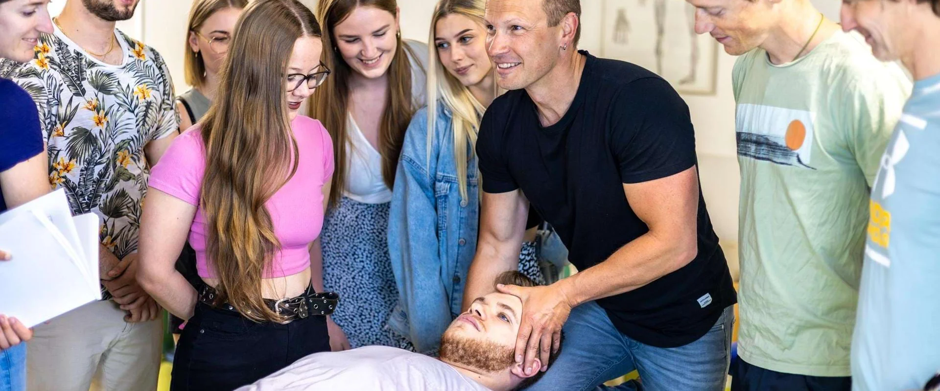Lehrer erklärt Schülern anatomische Inhalte in der Therapieausbildung. Lehrer erklärt Schülern anatomische Inhalte in der Therapieausbildung.