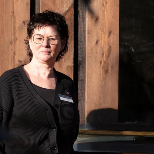 Portrait Ergotherapeutin Gabriele Volpert auf Treppe.