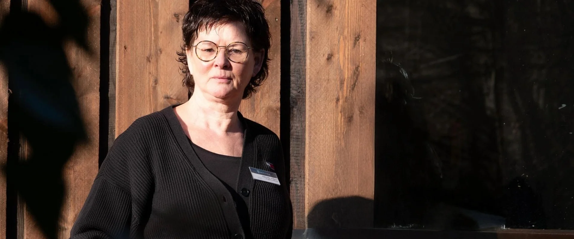 Portrait Ergotherapeutin Gabriele Volpert auf Treppe. Portrait Ergotherapeutin Gabriele Volpert auf Treppe.