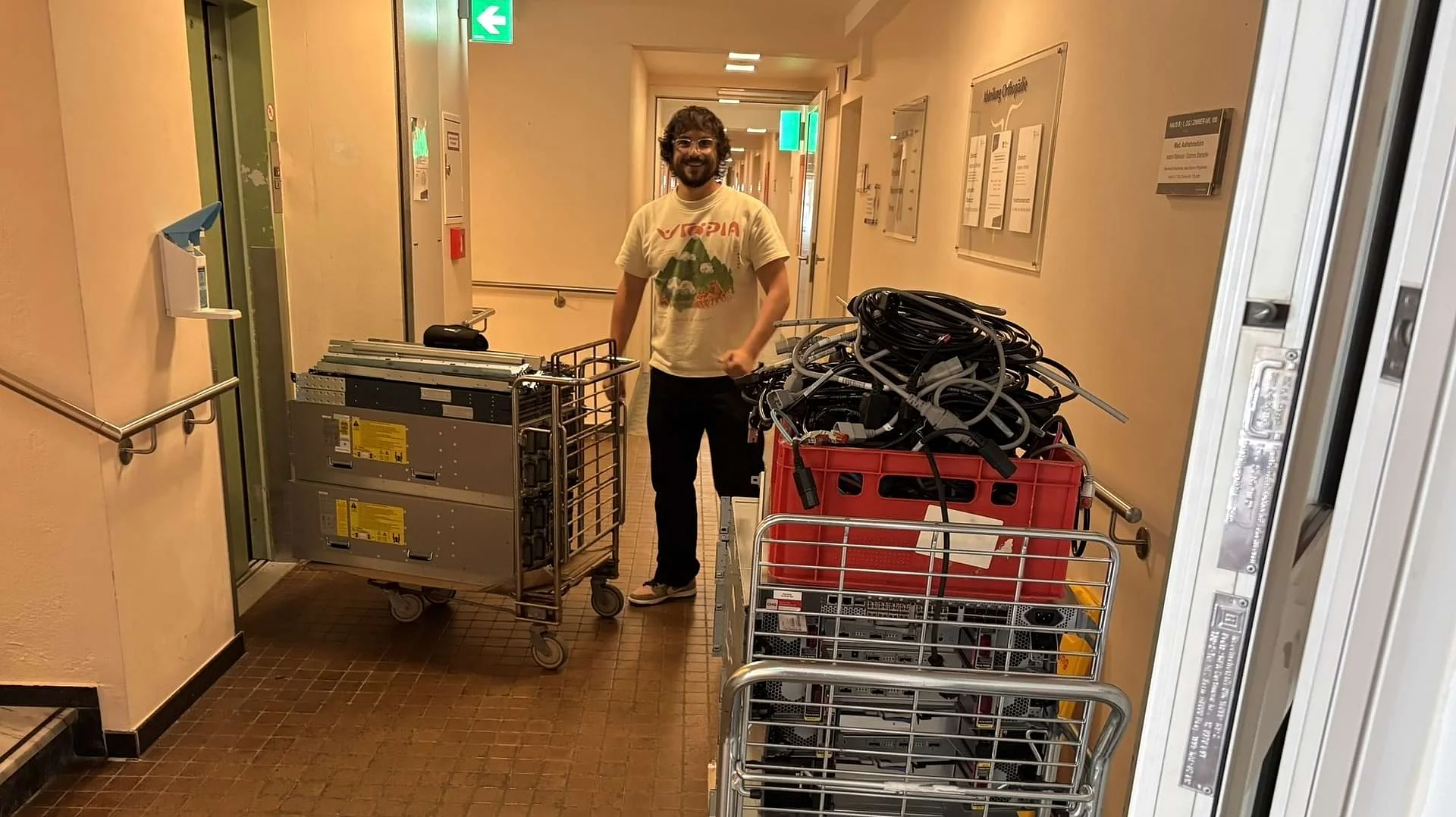 Domenic Kray, Auszubildender in der IT, bei der Arbeit Domenic Kray, Auszubildender in der IT, bei der Arbeit