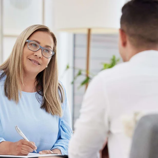 Frau Brinkmann, Psychologin Fachklinik Johannesbad Ostseestrand, im Gespräch mit Patienten.