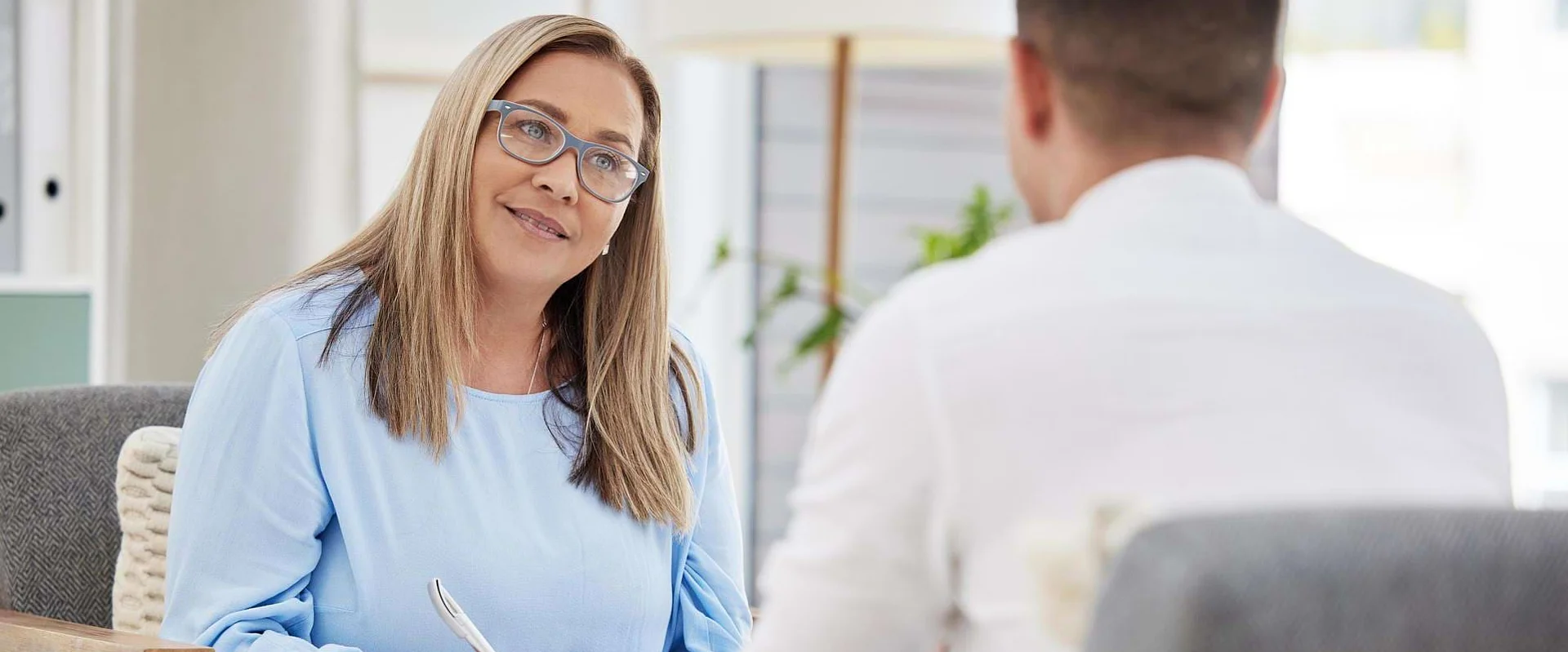Frau Brinkmann, Psychologin Fachklinik Johannesbad Ostseestrand, im Gespräch mit Patienten. Frau Brinkmann, Psychologin Fachklinik Johannesbad Ostseestrand, im Gespräch mit Patienten.