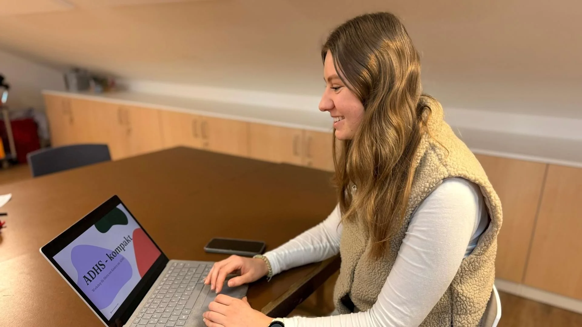 Marie Hofmeister arbeitet an Ihrem Laptop