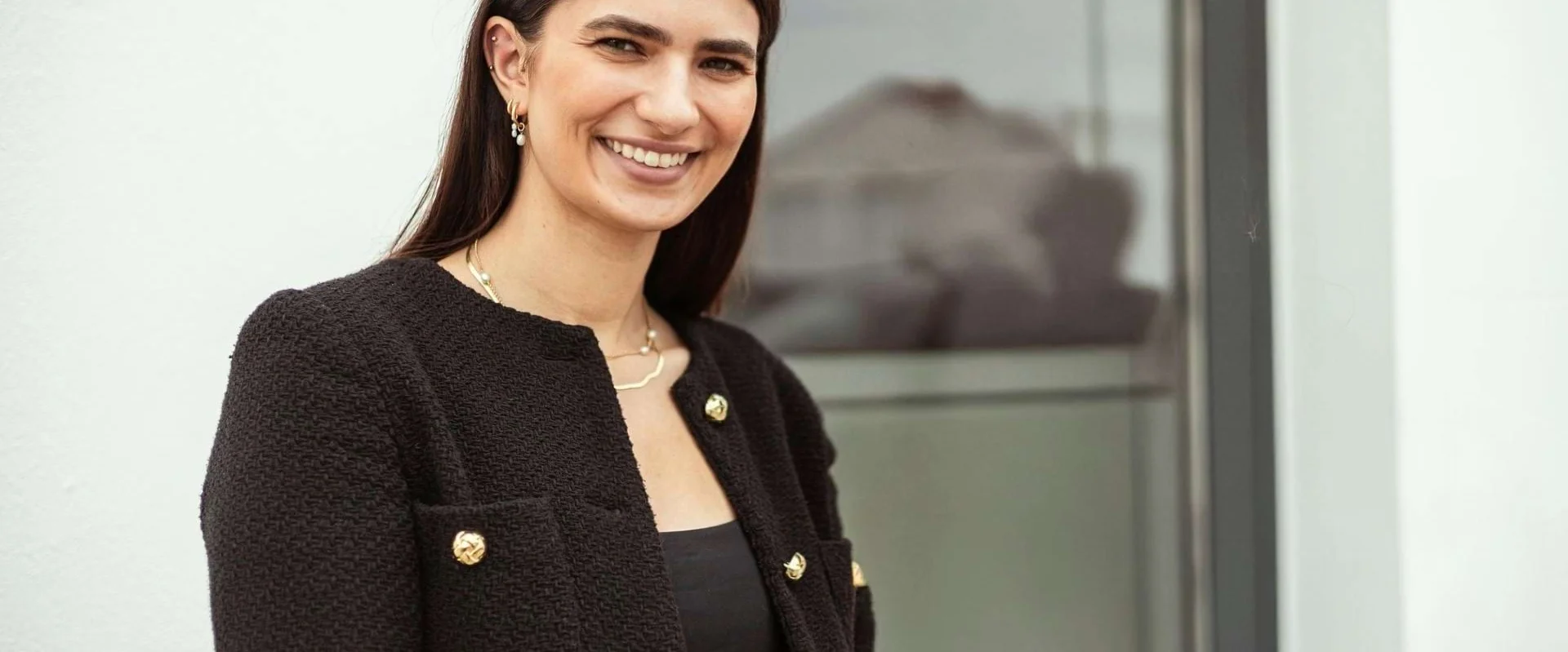 Sarah Tischler ist im Porträt zu sehen und blickt freundlich in die Kamera. Sarah Tischler ist im Porträt zu sehen und blickt freundlich in die Kamera.