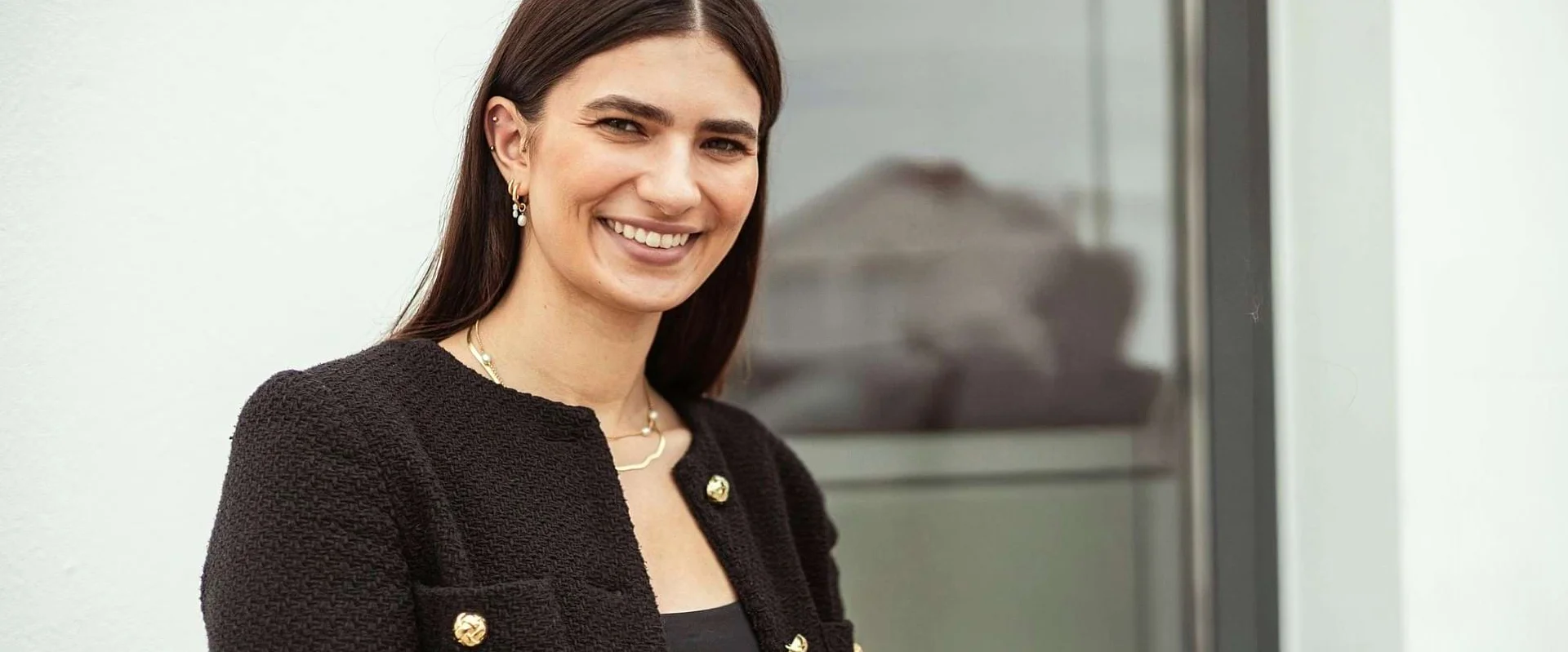 Sarah Tischler ist im Porträt zu sehen und blickt freundlich in die Kamera. Sarah Tischler ist im Porträt zu sehen und blickt freundlich in die Kamera.