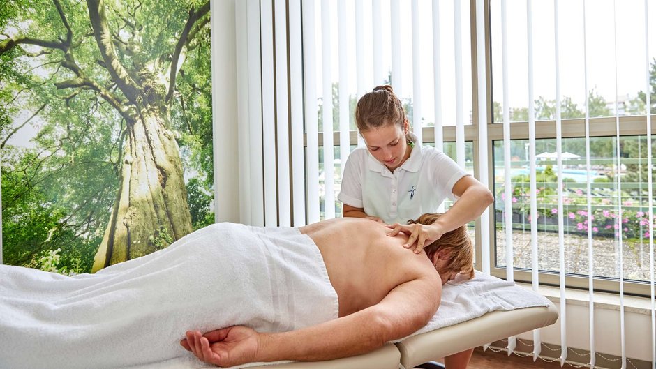 Physiotherapie Schülerin der Johannesbad Medfachschule behandelt Nacken einer Patientin Physiotherapie Schülerin der Johannesbad Medfachschule behandelt Nacken einer Patientin