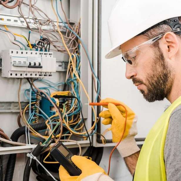 Elektroniker prüft einen Schaltschrank. Elektroniker prüft einen Schaltschrank.