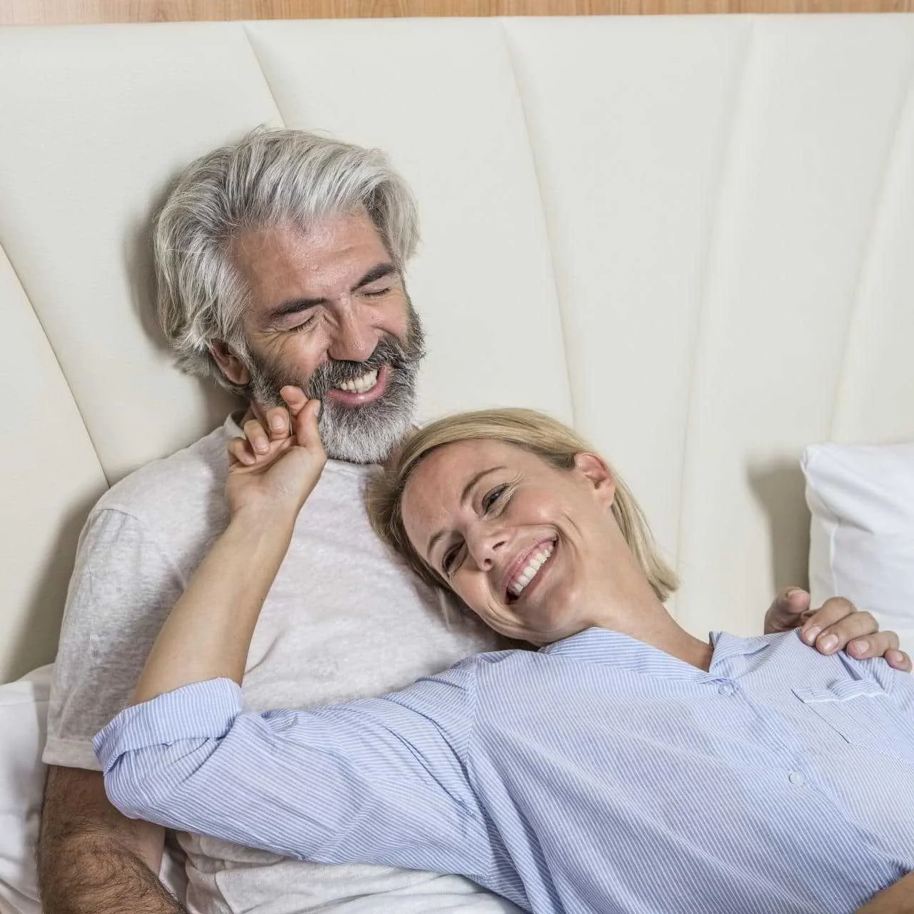 Gäste der Johannesbad Hotels entspannen auf Liege