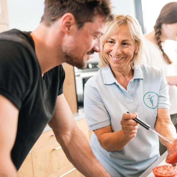 Ernährungsberaterin kocht gemeinsam mit Patienten. Ernährungsberaterin kocht gemeinsam mit Patienten.