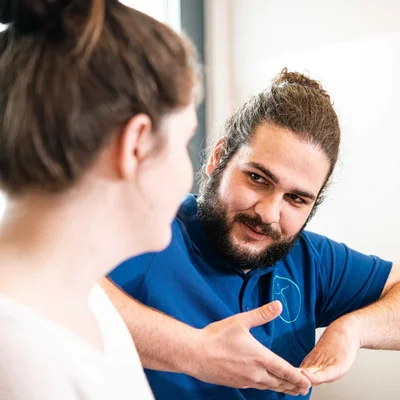 Neurotherapeut mit Patientin in der Johannesbad ambulante Reha in Germering