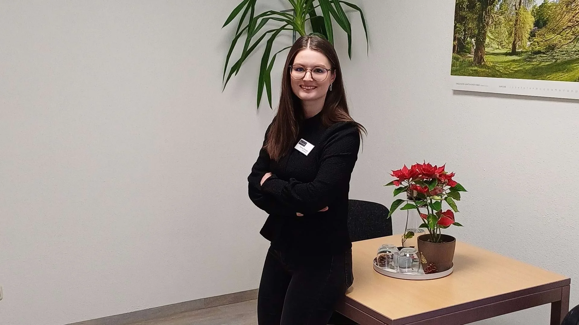 Corinna Schmidt lehnt an einem Tisch im Büro. Corinna Schmidt lehnt an einem Tisch im Büro.