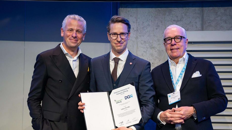 Dr. med. Lukas Pavelk (Mitte) mit dem Parkinson-Forschungspreis "Parkinson-Fellowship" Dr. med. Lukas Pavelk (Mitte) mit dem Parkinson-Forschungspreis "Parkinson-Fellowship" der Johannesbad Fachklinik Saarschleife, hat kürzlich den prestigeträchtigen Forschungspreis der Thiemann-Stiftung