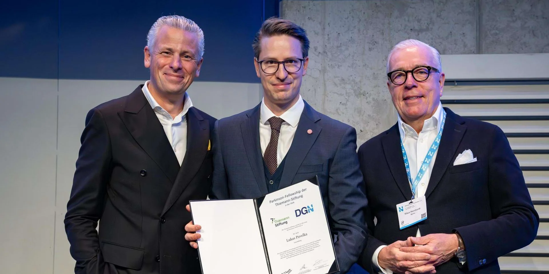 Dr. med. Lukas Pavelk (Mitte) mit dem Parkinson-Forschungspreis "Parkinson-Fellowship" Dr. med. Lukas Pavelk (Mitte) mit dem Parkinson-Forschungspreis "Parkinson-Fellowship" der Johannesbad Fachklinik Saarschleife, hat kürzlich den prestigeträchtigen Forschungspreis der Thiemann-Stiftung