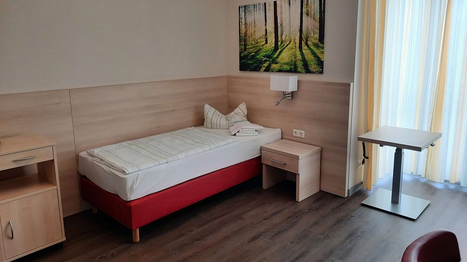 Zimmer in der Johannesbad Fachklinik Raupennest, Ostdeutschlands erstem Zentrum für Contergangeschädigte Zimmer in der Johannesbad Fachklinik Raupennest, Ostdeutschlands erstem Zentrum für Contergangeschädigte