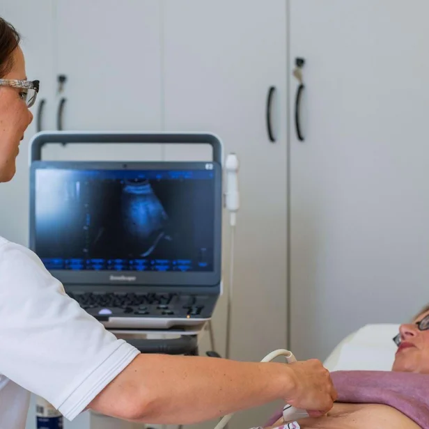 Ärztestellen Oberärztin macht Oberbauch Ultraschall an Patientin