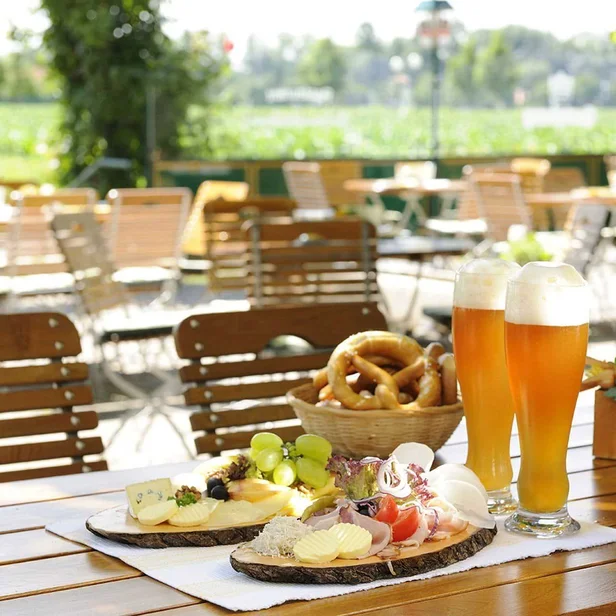 Brotzeit im Biergarten im Johannesbad Hotel Ludwig Thoma Brotzeit im Biergarten im Johannesbad Hotel Ludwig Thoma