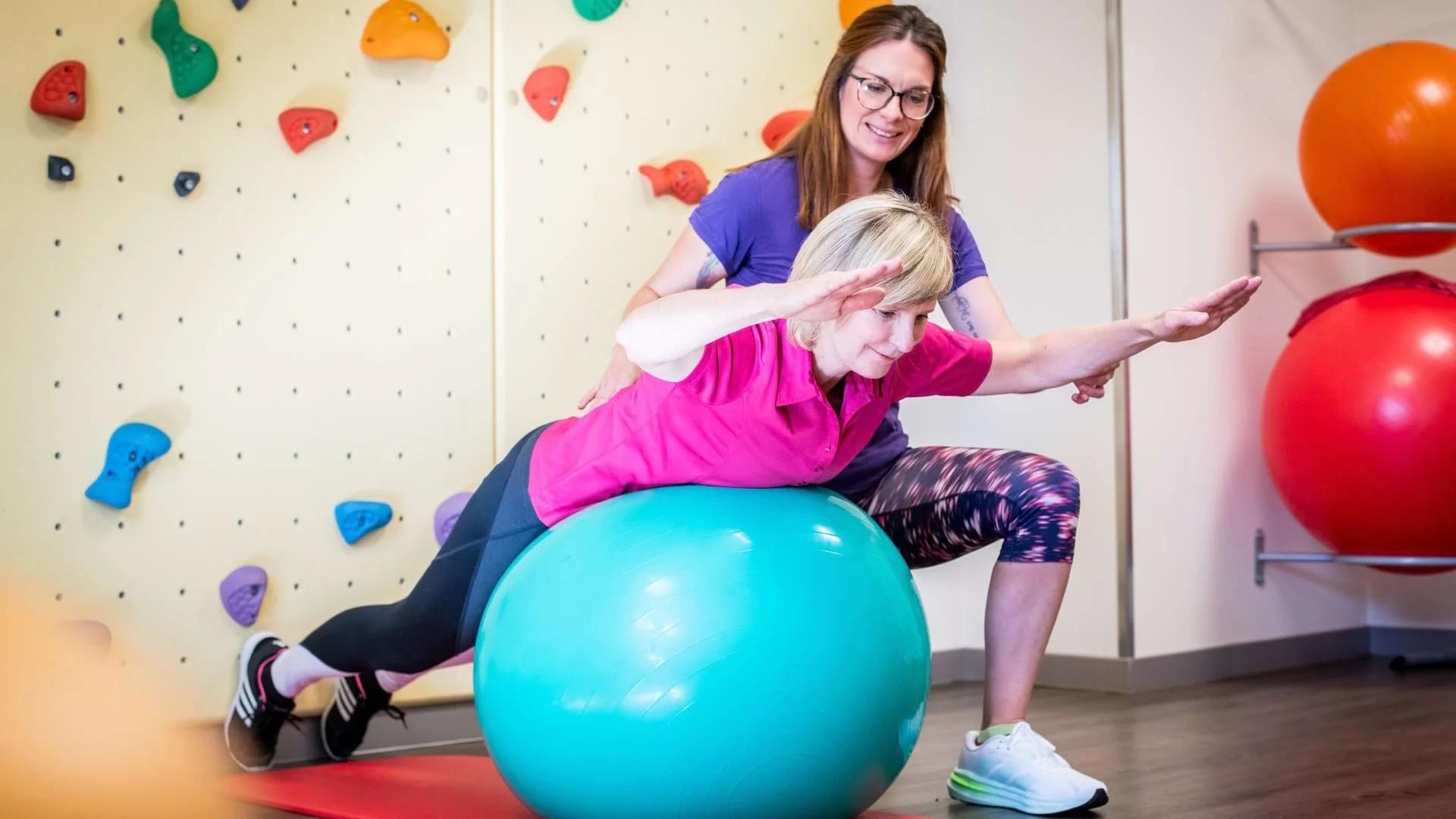 Physiotherapeutin Sarah Wessler behandelt eine Patientin bei einer Therapieübung mit einem Gymnastikball.